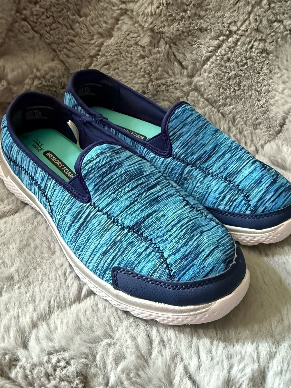 Danskin 9.5 Women’s Slip-On Knit Sneakers in Aqua Blue and Navy